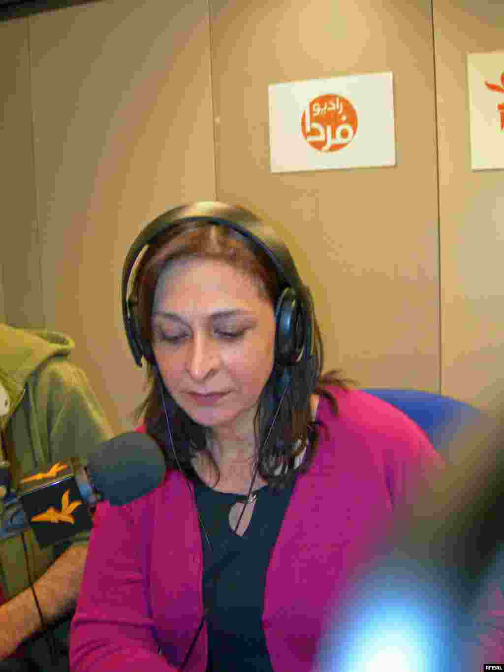 شیرین فامیلی سه سال است که دم عید، با یک بغل حرف های بهاری برای رفتن به پشت میکروفن آماده می شود