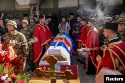 Priftërinj të Kishës Ortodokse Serbe gjatë ceremonisë së varrimit të Ratko Mlladiqit, 7 shtator 2026.