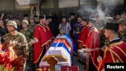 Srpski pravoslavni sveštenici održali su ceremoniju tokom sahrane Ratka Mladića, Srbija, septembar 2026.