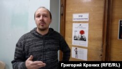Антон Метельков у дверей "Студии 312"