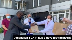 Ambasadorul american, Dereck J. Hogan, donând pachete alimentare. 4 iulie 2020
