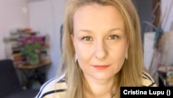 Cristina Lupu, director executiv al Centrului pentru Jurnalism Independent: „Când numele tău e pus pe pereții internetului, pe cea mai mare rețea de socializare, despre care știm deja că se hrănește cu ura noastră, cu emoțiile negative pe care le răsplătește cu vizualizări și distribuiri, poate să fie copleșitor, dacă nu ești pregătit. Și, chiar dacă ești pregătit, tot nu e ușor de dus.”