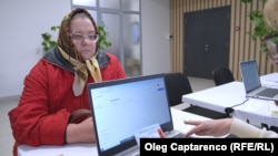 Femeie din Ungheni este ajutată să aplice pentru compensații la căldură, noiembrie 2024