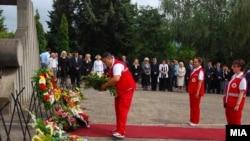 Екипата на Црвениот крст положува цвеќе на споменикот на загинатите во земјотресот што се наоѓа на скопските гробишта во Бутел