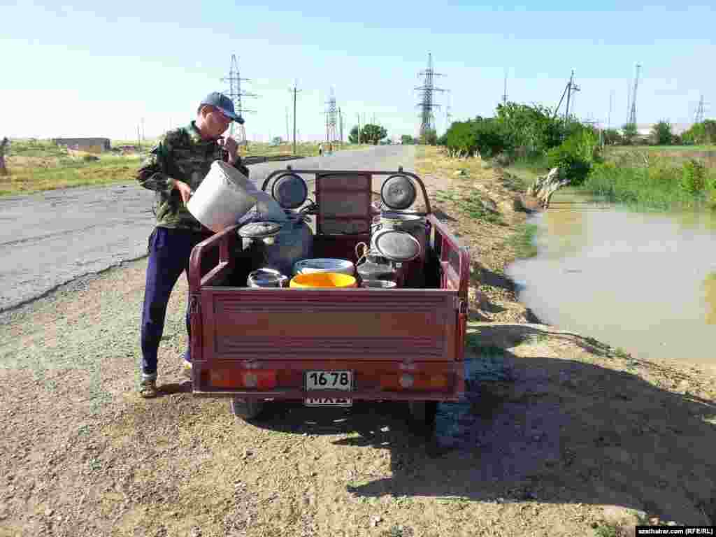 Tagtabazaryň k&auml;bir obalarynda adamlar agyz suwuny &yacute;&ouml;rite gaplarda daşamaly bol&yacute;arlar.