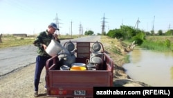 Tagtabazar, ýapdan suw daşaýan adam 