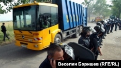 Полиция е преградила боклукчийски камиони на фирмата на Гайтански „Волф“, които извозват столичния боклук в „Суходол“, 2005 г.