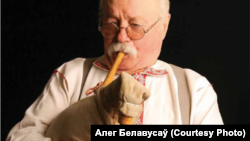 Уладзімір Пузыня з дудой аўтарскай канструкцыі, зробленай напачатку 80-х. Фрагмэнт фота Алега Белавусава