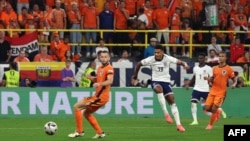 Atacantul Angliei Ollie Watkins (centru) șutează și înscrie al doilea gol al echipei sale în timpul semifinalelor UEFA Euro 2024 dintre Olanda și Anglia de pe stadionul BVB din Dortmund, pe 10 iulie 2024.