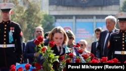 Caroline Savage, az Egyesült Államok almati főkonzulja virágokat helyez el egy második világháborús emlékműnél Almatiban, Kazahsztánban, 2023. május 9-én