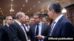 Armenia - Prime Minister Karen Karapetian (C) talks to Russian-Armenian businessmen at the official launch of their Investors Club of Armenia fund in Yerevan, 25Mar2017.