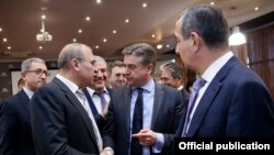 Armenia - Prime Minister Karen Karapetian (C) talks to Russian-Armenian businessmen at an event in Yerevan, 25Mar2017.