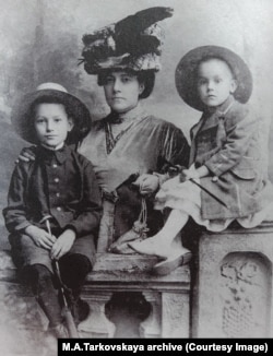 Мария Даниловна Тарковския с сыновьями Валерием и Арсением. Елисаветград, 1911 г.