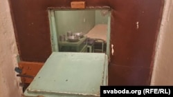 Акно для падачы ежы ў камэру ў СІЗА КДБ Літоўскай ССР