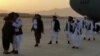 "Талибандын" саясий кеңсесинин башчысы Абдул Гани Барадар баштаган топтун Ооганстанга барган учуру. 17-август, 2021-жыл. Талибдерге таандык телеканал тарткан видеодон алынган сүрөт.