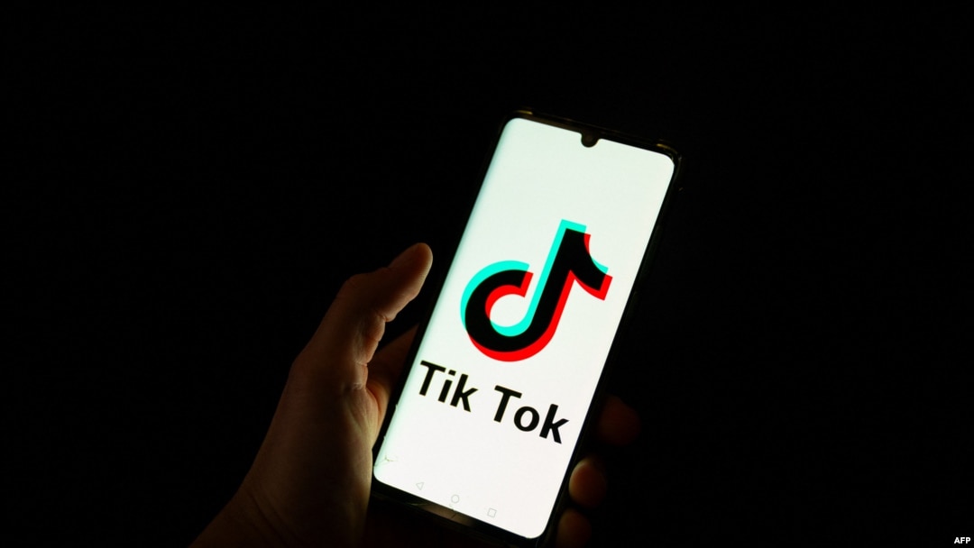 Logo aplikacije TikTok na telefonu, 19. april 2024.