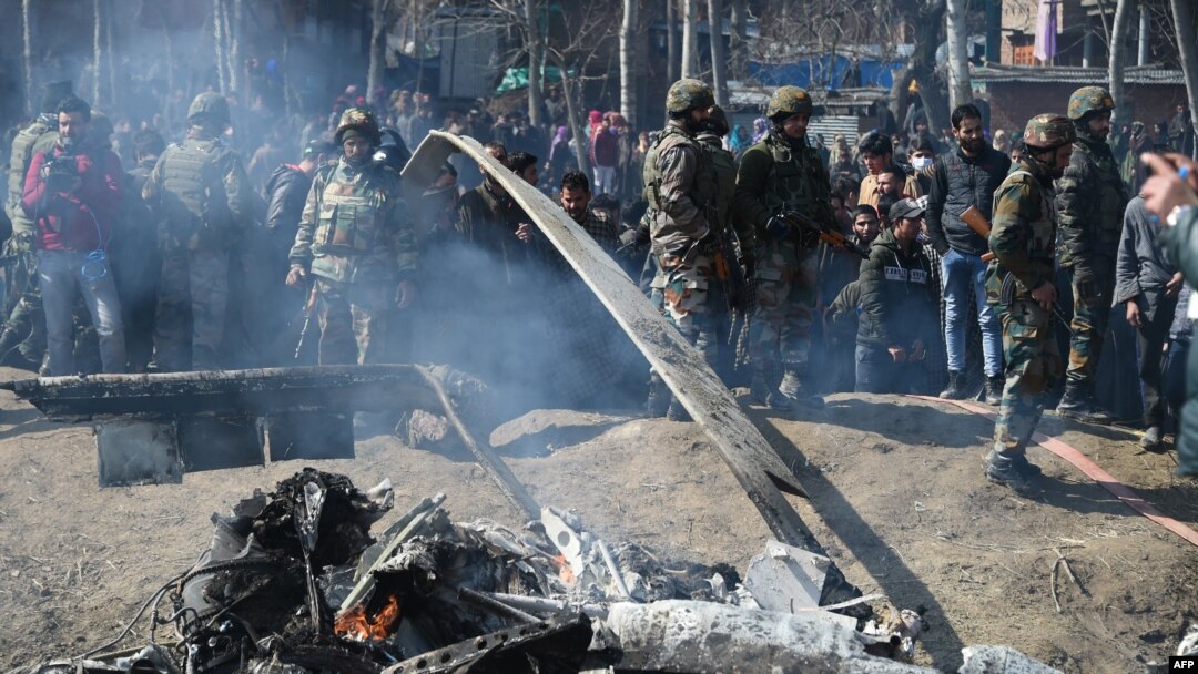 Indijski vojnici na mjestu pada aviona, distrikt Budgam