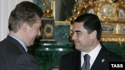 Orsýetiň "Gazprom" kompaniýasynyň başlygy Alekseý Miller (ç) we Türkmenistanyň prezidenti Gurbanguly Bedimuhamedow (s) 