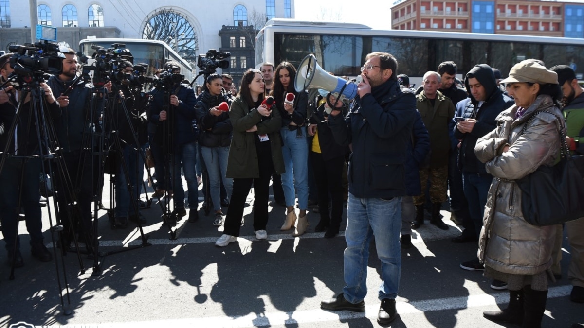 Фб нефс азатутюн. Депутат оппозиционер. Протесты в Армении. Протесты в Азербайджане. Нефс Азатутюн ФБ.