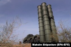 Орусиянын S-400 зениттик ракеталык жабдуусу өлкөнүн Астрахан аймагынын Ашуулук тоо кыркасында өткөрүлгөн "Кавказ-2020" аскердик машыгуулары маалында. 2020-жылдын 22-сентябры.