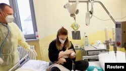 RSV-beteg csecsemő egy németországi kórházban 2022. december 2-án