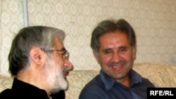 سید علی حبیبی موسوی خامنه (راست) خواهرزاده میر حسین موسوی که در روز عاشورا به ضرب گلوله کشته شد.