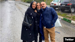 ارس امیری در کنار خانواده‌اش، لحظاتی پس از بیرون آمدن از زندان