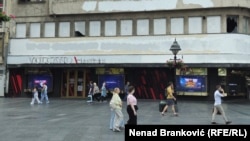 Prekrečeni grafit "Narodne patrole" kojim se negira genocid u Srebrenici, Beograd, 13.7.2026.