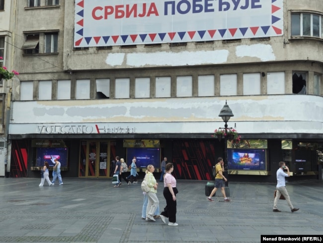 Grafiti i fshirë nga "Patrulla e Popullit, i cili mohonte gjenocidin në Srebrenicë, 13 korrik 2026.
