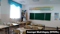 Дежурный педагог в гимназии № 67 в Нур-Султане. 27 августа 2020 года.
