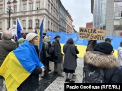 У рамках заходу «Оксамитовий місток в Європу» чеські та міжнародні активісти, а також небайдужі громадяни розгорнули у центрі Праги 30-метровий стяг України