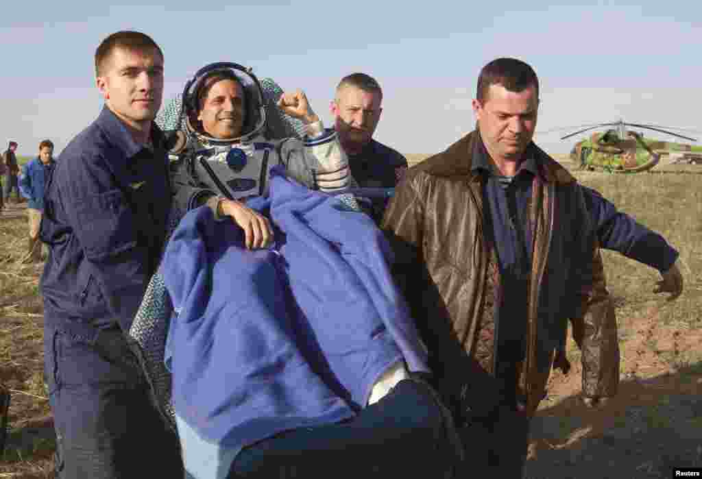 Astronav Josef Akaba yerga eson-omon qo'nganidan mamnunligini bildirar ekan "uyqa qaytish naqadar yaxshi" ekanini aytib o'tdi.