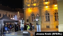 Student Filozofskog fakulteta Antonije Stefanović tokom obraćanja na protestu u Novom Sadu, 17. januara 2025.