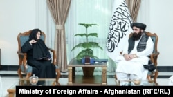 روزمری دیکارلو، معاون سرمنشی ملل متحد و امیرخان متقی، وزیر خارجۀ حکومت طالبان