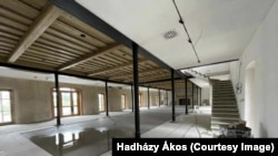 Hadházy Ákos fotója a készülő, közel 200 négyzetméteres ebédlőről a hatvanpusztai “Vendégháznak” vagy “Nyugati szárnynak” nevezett épületben. A teremhez még egy 130 négyzetméteres társalgó is kapcsolódik