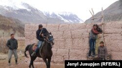 Бузкаши - улак тартуу жергеталдыктардын кадырлуу оюну.