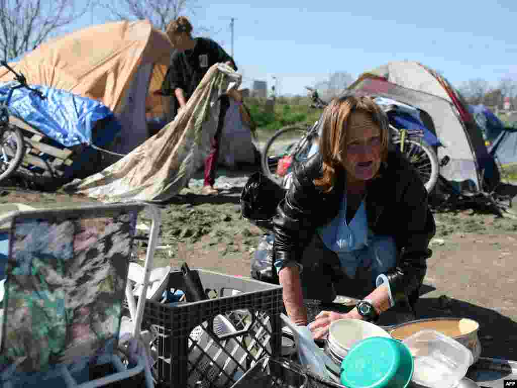 SAD - I to je Amerika... - Amerika nije samo zemlja bogatih. Carol Carlile živi u Sacramentu, Californiji. U ovom šatorskom naselju,koje je sve veće,žive beskućnici. Mnogi od njih su živjeli u kućama ali nisu mogli da otplate kredite.