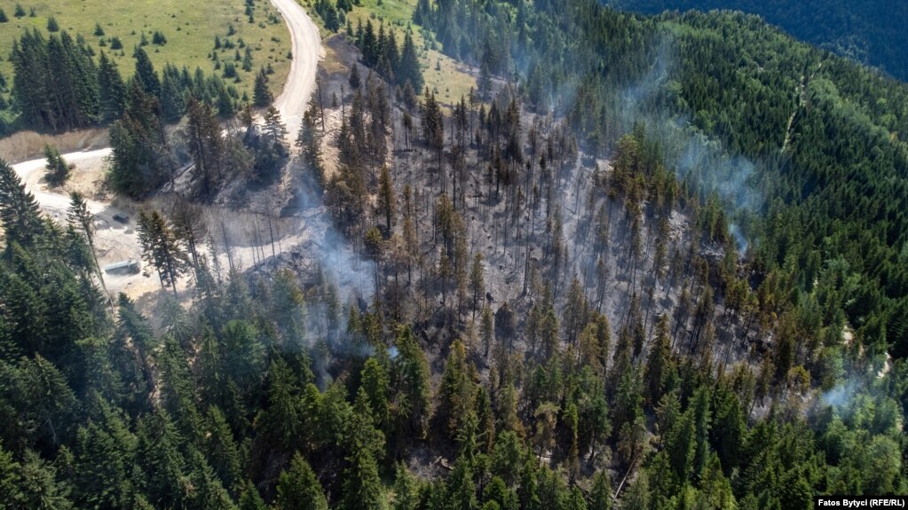 Një pjesë e malit vazhdon të digjet derisa zjarrfikësit po i përgjigjen një vatre të re zjarri 