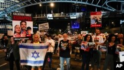 Роднини и приятели на държаните като заложници от Хамас над 200 души призоваха на 21 ноември Бенямин Нетаняху да направи всичко по силите си да ги върне в Израел. Шествието се проведе в Тел Авив.