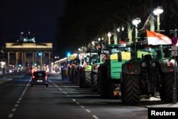 Bujqit gjermanë marrin pjesë në një protestë kundër ndaljes së subvencioneve për tatimet në automjete në Berlin, Gjermani, 7 janar 2024.