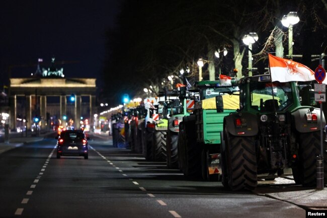 Bujqit gjermanë marrin pjesë në një protestë kundër ndaljes së subvencioneve për tatimet në automjete në Berlin, Gjermani, 7 janar 2024.