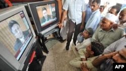 Pakistanis watching Musharraf's resignation in Lahore