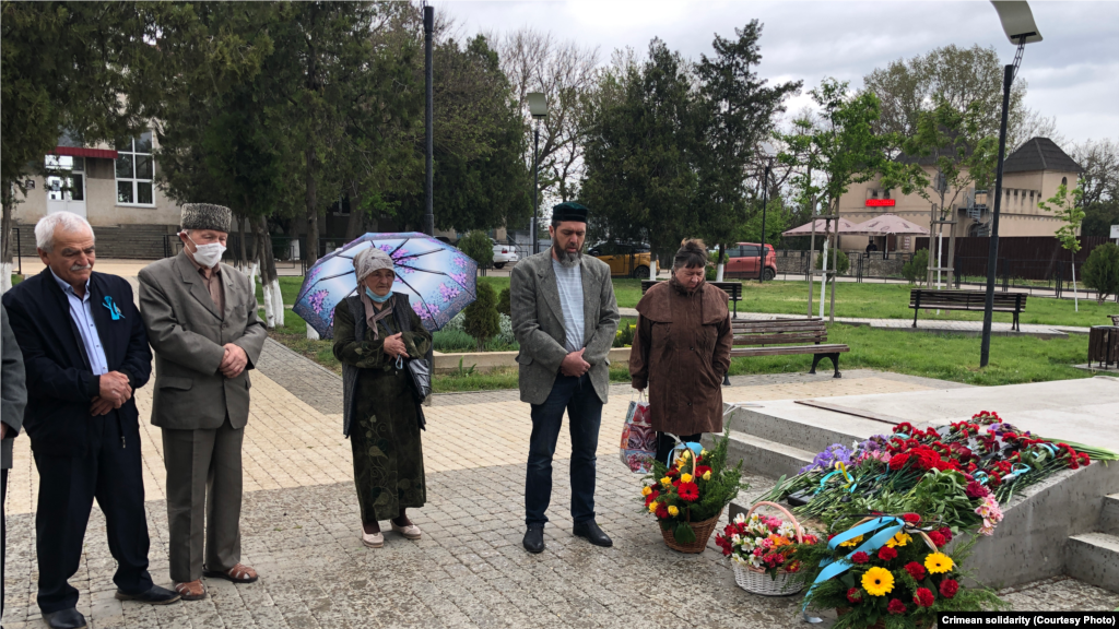Церемония возложения цветов у памятника жертвам депортации крымскотатарского народа, Саки