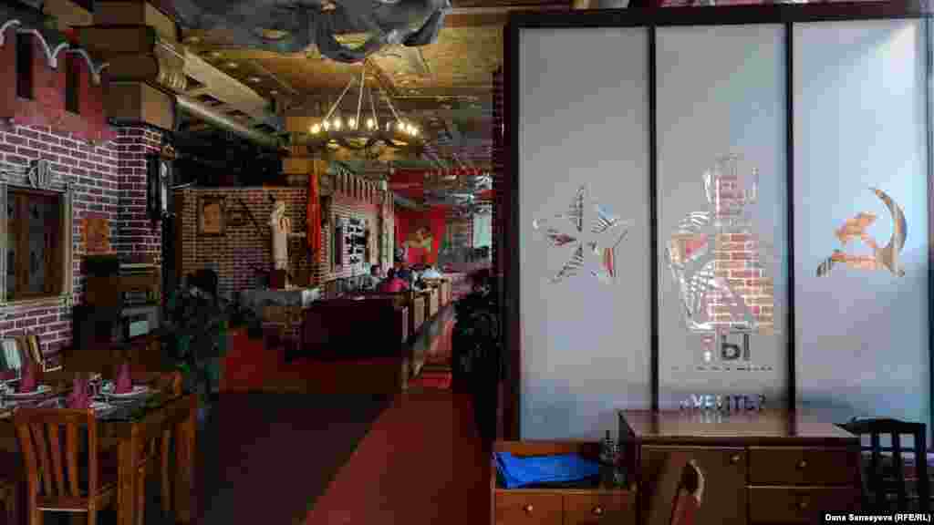 Главный зал кафе &quot;Эпоха&quot; в Астане. Стеклянная стена в курилке заведения спрашивает посетителей в стиле прапагандирующих советских плакатов &quot;Ты бросаешь курить?&quot;