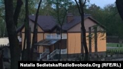 Будинок, який, за даними журналістів ЗІК, належить родині заступника міністра внутрішніх справ Сергія Чеботаря, Київська область, 28 квітня 2015 року