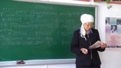 Сабак өтүп жаткан мугалим. Архив сүрөт иллюстрация үчүн колдонулду. 