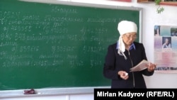 Сабак өтүп жаткан мугалим. Сүрөт иллюстрация үчүн колдонулду. 