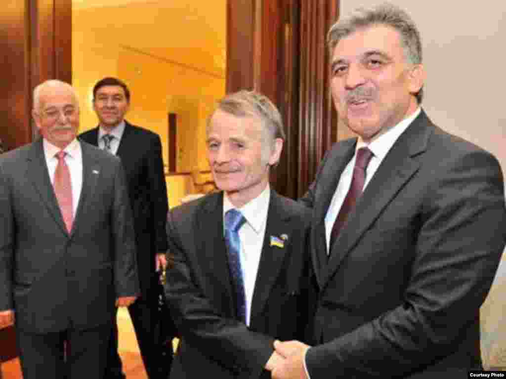 T&uuml;rkiyə prezidenti Abdullah G&uuml;l (sağda) Mustafa Cemilevi qəbul edir. 19 yanvar 2011