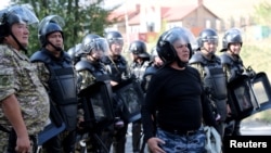 Милиционеры во главе с министром внутренних дел Кашкаром Джунушалиевым в селе Кой-Таш во время спецоперации.