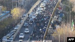 Tehranda iqtisadi vəziyyətə və İran valyutasının dəyərdən düşməsinə qarşı etiraz aksiyası.